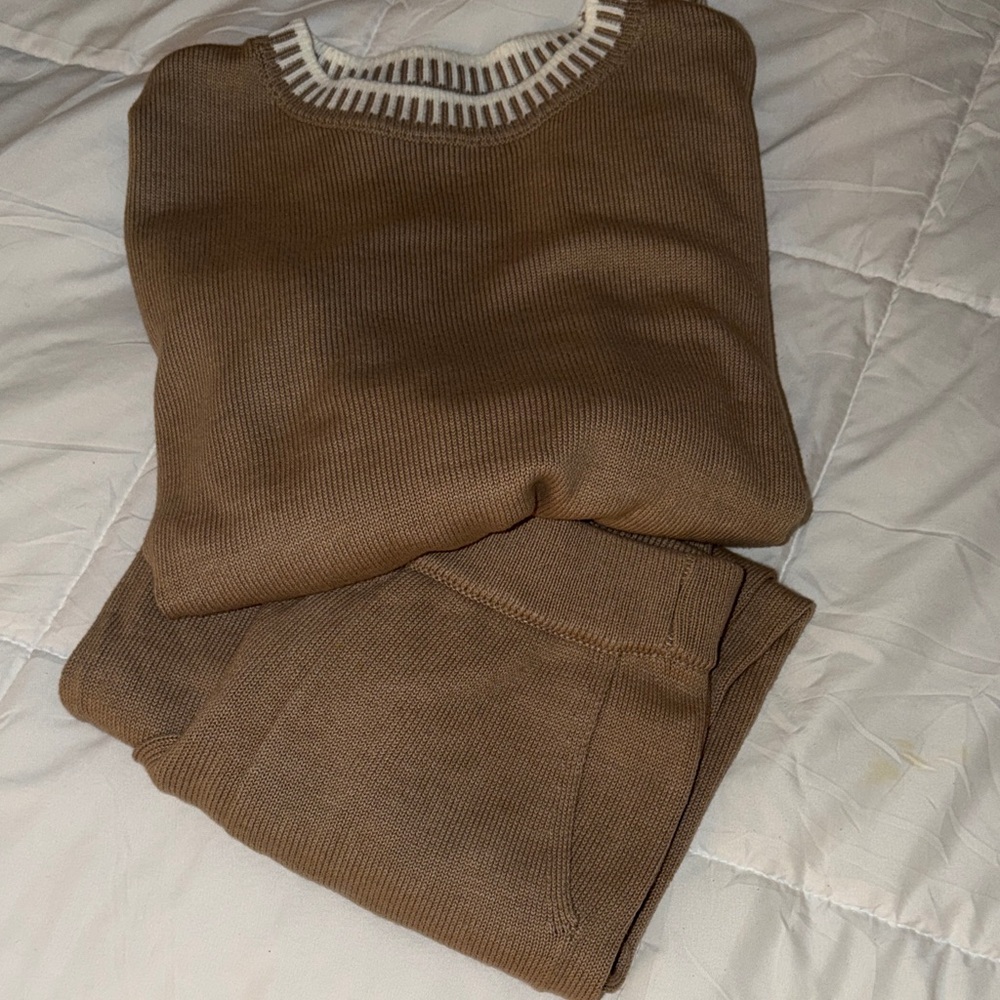 Women’s tan patterned lounge set